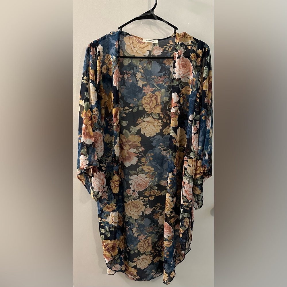 ADORA. Floral Kimono.